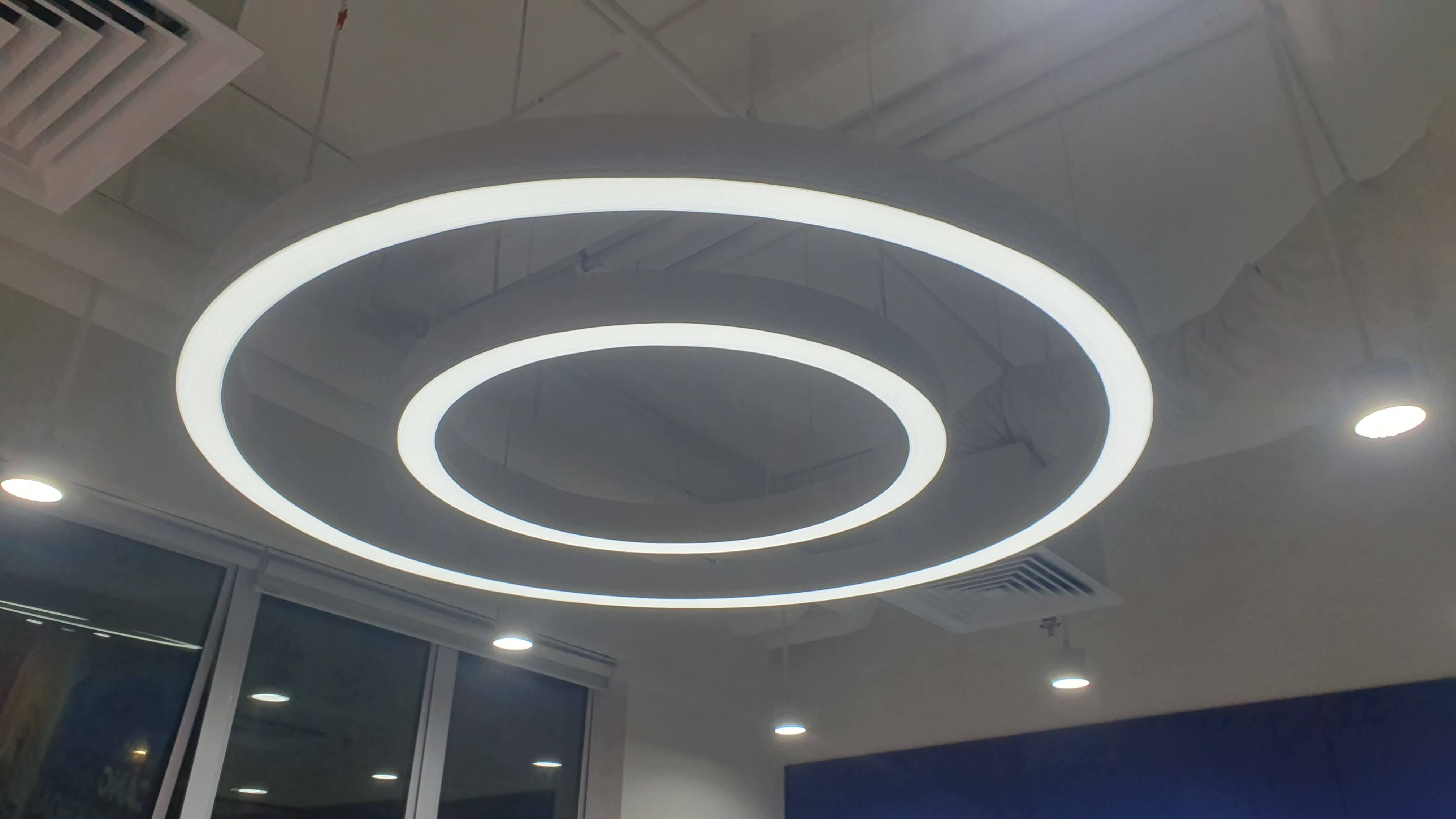 Đèn nhôm treo ty – Sự Kết Hợp Hoàn Hảo Giữa Thẩm Mỹ và Chức Năng