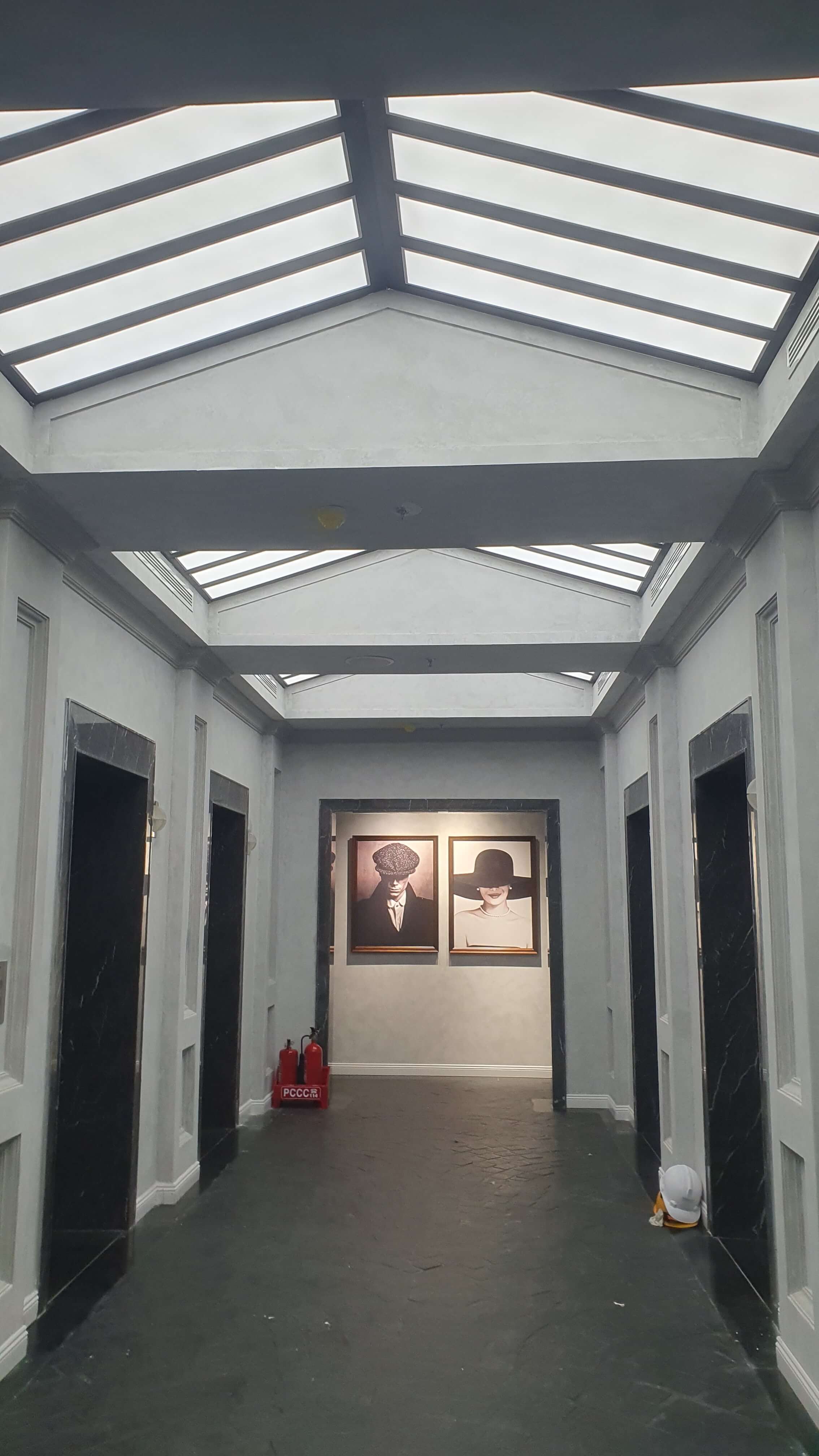 Đèn Trần Xuyên Sáng – Sự Kết Hợp Hoàn Hảo Giữa Thẩm Mỹ và Chức Năng