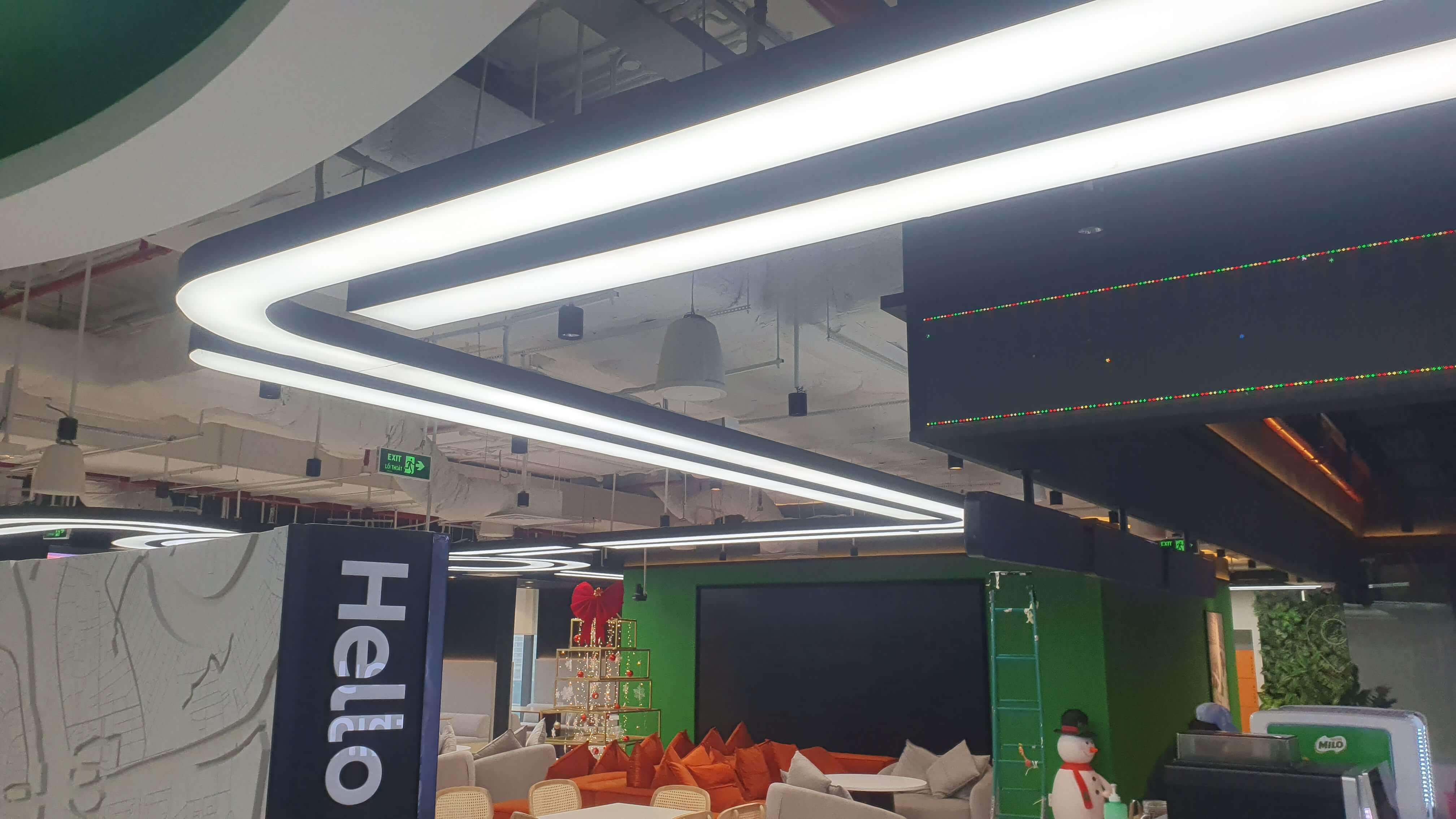 Đèn Trần Xuyên Sáng – Sự Kết Hợp Hoàn Hảo Giữa Thẩm Mỹ và Chức Năng