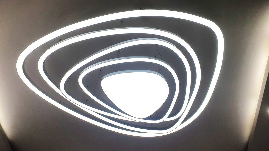 ảnh sản phẩm Đèn Trần Xuyên Sáng – Sự Kết Hợp Hoàn Hảo Giữa Thẩm Mỹ và Chức Năng